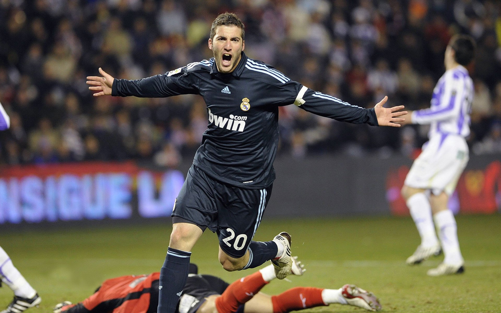 德甲激烈拼刺：攻坚战中展现极限运动精神